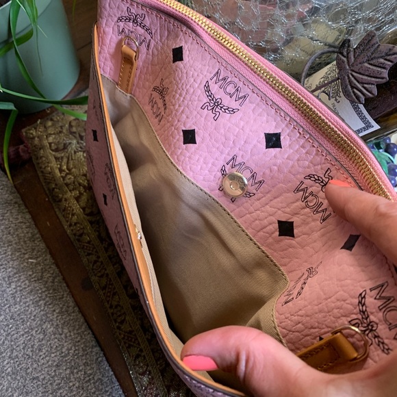 ⛔️SOLD⛔️Auth.MCM logo Diamond Leather zip clutch - Picture 10 of 15